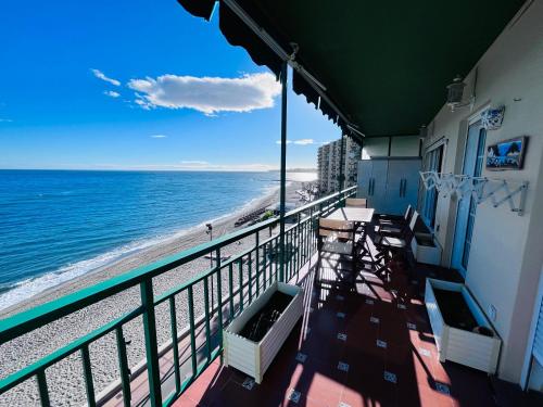 balcón con sillas y vistas a la playa en MagicViews by gms apartamentos en Fuengirola