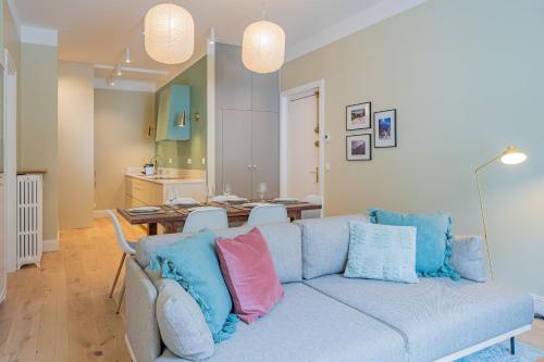 un salon avec un canapé et une salle à manger dans l'établissement Majestic Alpin - A luxurious apartment with a nordic feel, à Chamonix-Mont-Blanc