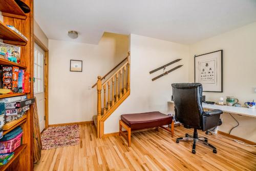 an office with a desk and a chair in a room at Plattitudes in Honor