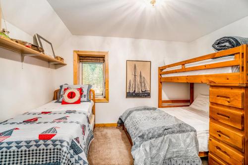a bedroom with two beds and a bunk bed at Plattitudes in Honor