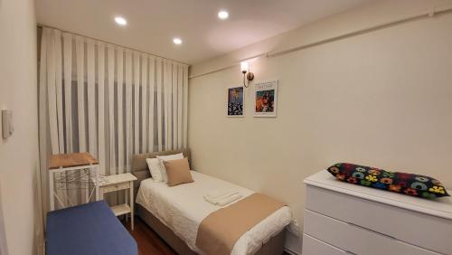 Dormitorio pequeño con cama y vestidor en Flat with Bosphorus view in Rumelihisarı, en Estambul