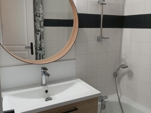 uma casa de banho com um lavatório, um espelho e um chuveiro em Appartement La Joue du Loup, 2 pièces, 6 personnes - FR-1-504-160 em Le Dévoluy