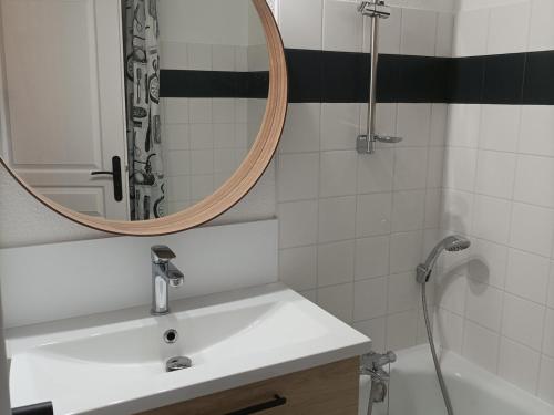 une salle de bain avec un lavabo, un miroir et une douche dans l'établissement Appartement rénové 2 pièces 6 pers, parking, équipements complets - FR-1-504-160, à Saint-Étienne-en-Dévoluy