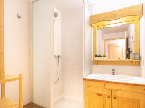 une salle de bain avec un lavabo et un miroir dans l'établissement Les Grizzlis - 31 - Accueillant Duplex - 8 pers, à Saint-Sorlin-dʼArves