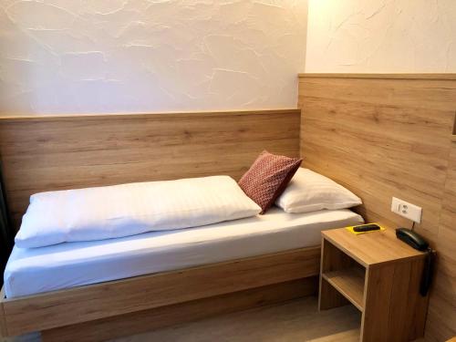 Katil atau katil-katil dalam bilik di Hotel Crystal