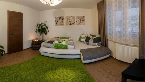 une chambre avec deux lits et un tapis vert dans l'établissement Appartements Haidl, à Sankt Johann im Pongau