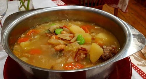 eine Kanne Suppe mit Fleisch und Gemüse in der Unterkunft Hotel Richelieu in Eaux-Bonnes