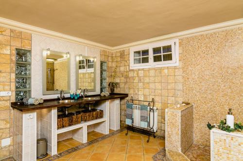 a bathroom with a sink and a mirror at 3010 - Schönes mediterranes Ferienhaus in Costa de la Calma in Costa de la Calma