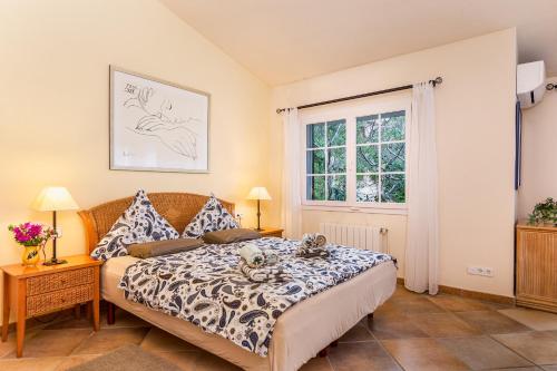 a bedroom with a bed and a window at 3010 - Schönes mediterranes Ferienhaus in Costa de la Calma in Costa de la Calma