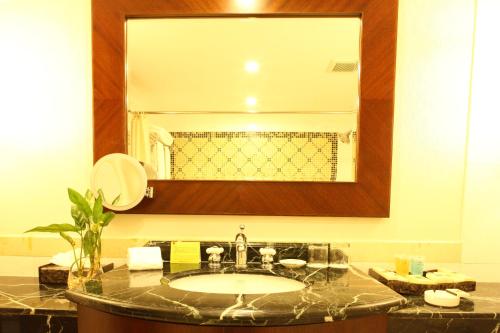 a bathroom with a sink and a mirror at Khách sạn Quốc tế Lợi Lai - Li Lai International Hotel in Móng Cái