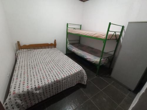 Tempat tidur susun dalam kamar di Chácara em Ibiúna São Roque a 70km de SP com piscina e wi-fi