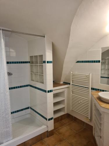 un baño con ducha y lavabo en Le Préau, en Ornon