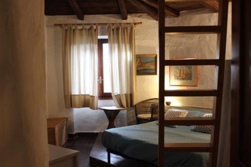 een slaapkamer met een stapelbed en een kamer met een bed gmaxwell gmaxwell gmaxwell gmaxwell gmaxwell bij Villa Grace in La Maddalena