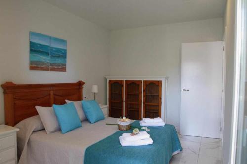 1 dormitorio con 2 camas y toallas. en Benal Beach 327, en Benalmádena