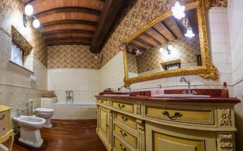 a bathroom with a sink and a mirror and a toilet at Leopoldina L'Orto in Arezzo