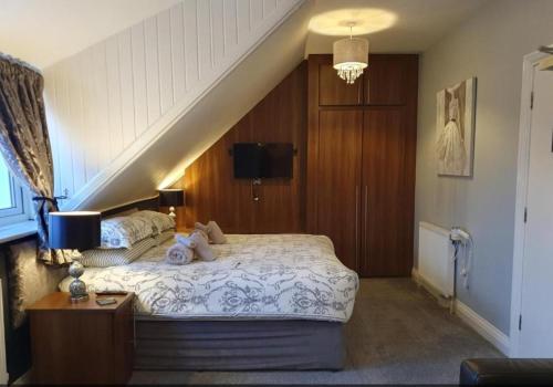 1 dormitorio con 1 cama y una escalera con 1 cama sidx sidx sidx sidx en The Wayfarer, Robin Hoods Bay, en Whitby