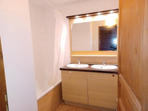 une salle de bain avec deux lavabos et un miroir dans l'établissement Appartement à Brides-les-Bains, 3 pièces, 8 pers, 56 m², balcon, parking, Wi-Fi inclus - FR-1-512-251, à Brides-les-Bains
