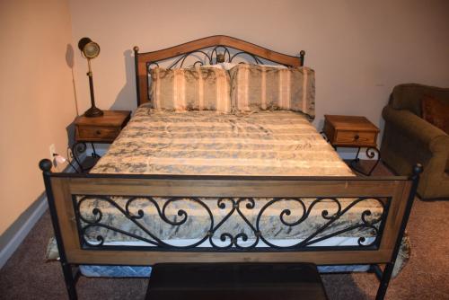 een slaapkamer met een bed en een bank bij Luxury Home Stay in Loganville