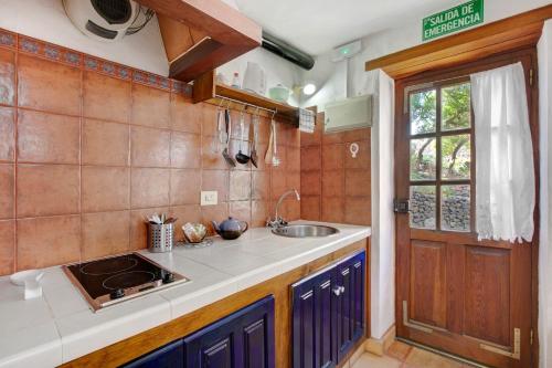 uma cozinha com um lavatório e uma bancada em Las Adelfas em Valverde