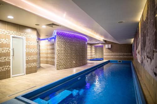 a bathroom with a swimming pool and a tub at Hotel Omni in Valjevo
