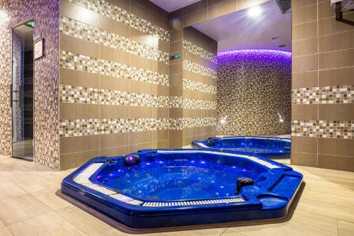 a bathroom with two jacuzzi tubs in a room at Hotel Omni in Valjevo