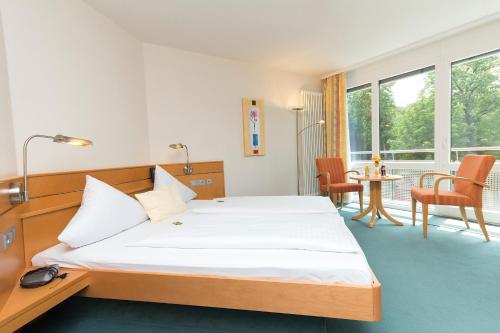 1 dormitorio con 1 cama, mesa y sillas en Gasthaus Hotel Zum Mohren, en Niederstotzingen