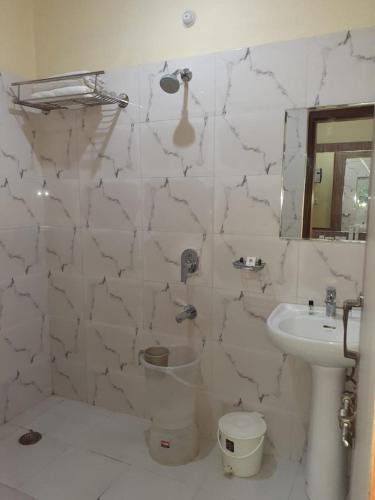 Un baño de Hotel Metro Inn