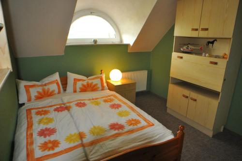 a small bedroom with a bed and a window at Ferienwohnung Landliebe 65347 in Moormerland