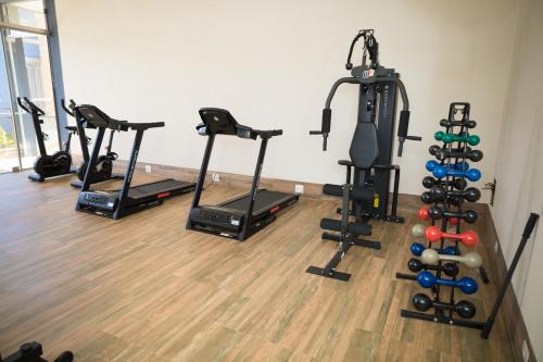 Fitness centrum a/nebo fitness zařízení v ubytování Real Palace Hotel