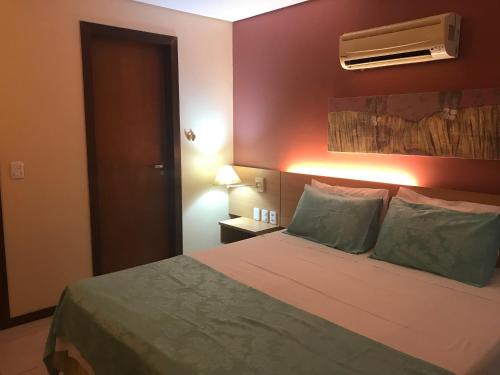 pokój hotelowy z łóżkiem i klimatyzacją w obiekcie Kariri Beach - Suíte Standard w mieście Cumbuco