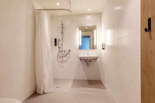 Ένα μπάνιο στο B&B HOTEL Lille Lillenium Eurasanté