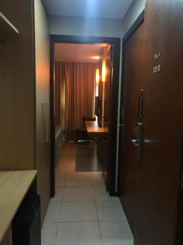 przedpokój pokoju hotelowego z biurkiem i drzwiami w obiekcie Kariri Beach - Suíte Standard w mieście Cumbuco