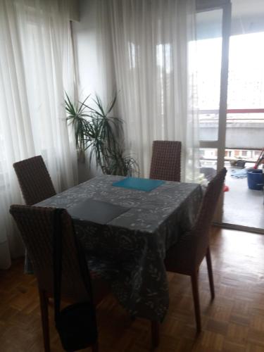 Sava Centar في Novi Beograd: طاولة طعام مع كراسي وطاولة قماش سوداء