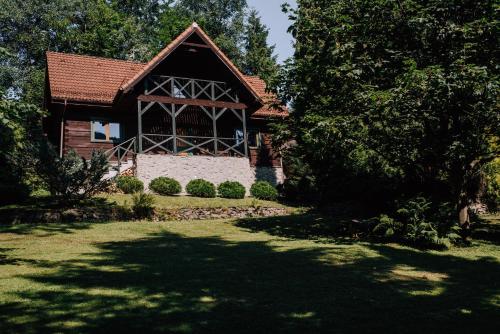 une maison avec une grande fenêtre dans une cour dans l'établissement Brenna Leśnica, à Brenna