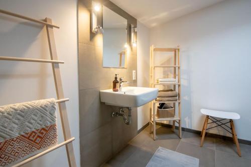 a bathroom with a sink and a mirror at smør I Skandi-Style im Speicher I 1 Min zum Hafen in Husum
