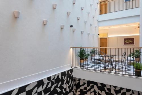 a room with a balcony with a table and chairs at ICON Malabar in Málaga