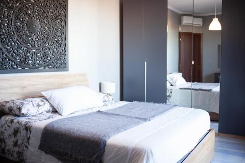 1 dormitorio con 1 cama blanca grande en una habitación en Stelvio Rooftop - Penthouse skyline with terrace and jacuzzi, en Milán