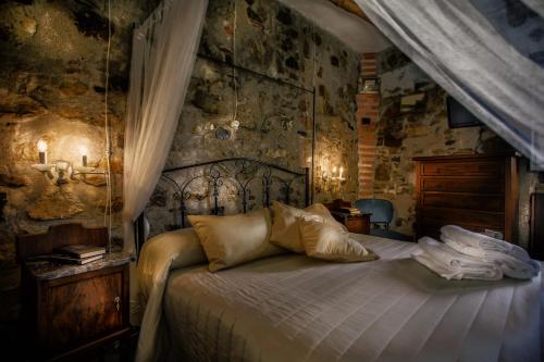 Postel nebo postele na pokoji v ubytování B&B La Voce del Fiume Dimora storica di Charme