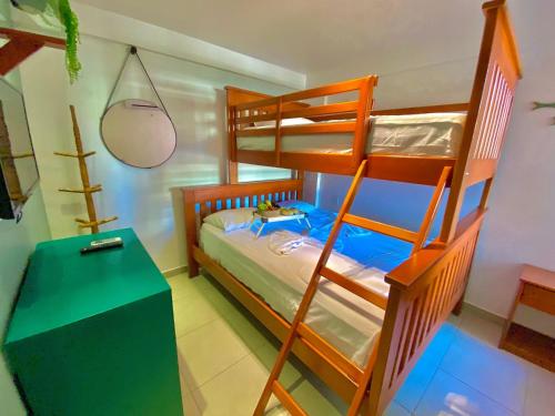 1 dormitorio con 2 literas y escritorio en Condomínio Mediterranee Residence por Be My Guest, en Aquiraz