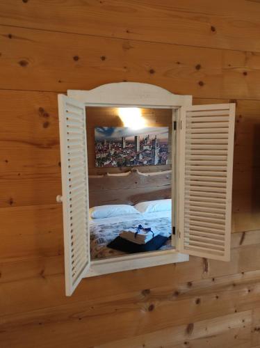 a room with a window in the wall at Agriturismo La Soglia Del Parco in Ranica