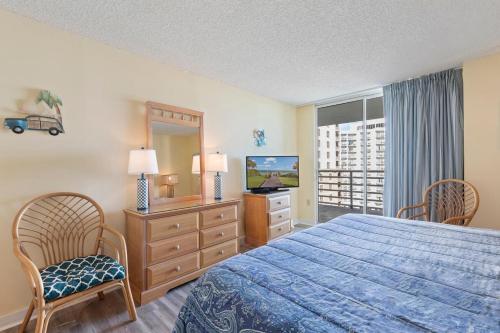Habitación de hotel con cama y TV en Fabulous Kingston Plantation 1009, Walk to Dining, Shops, Relax, en Myrtle Beach