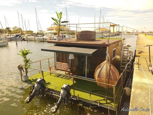 Floating home delta del po