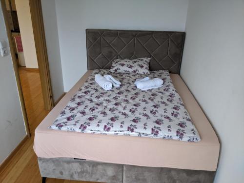 Ein Bett oder Betten in einem Zimmer der Unterkunft Banja luka Apartmans