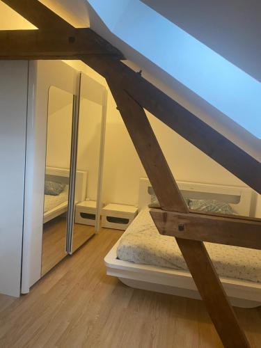 - une chambre avec deux miroirs et un lit dans l'établissement Maison 5 chambres 2 salons, à Saint Pierre en Faucigny