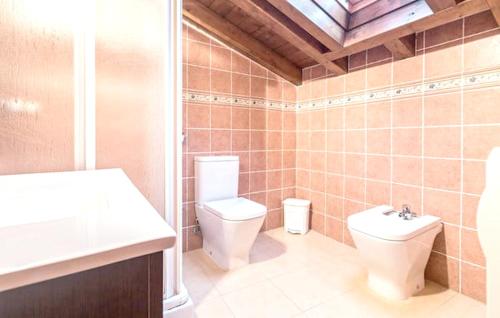 ein Bad mit einem WC und einem Waschbecken in der Unterkunft 3 bedrooms house with city view enclosed garden and wifi at Trescares in Trescares