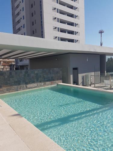 una gran piscina frente a un edificio en Mercado de Propiedades en Córdoba