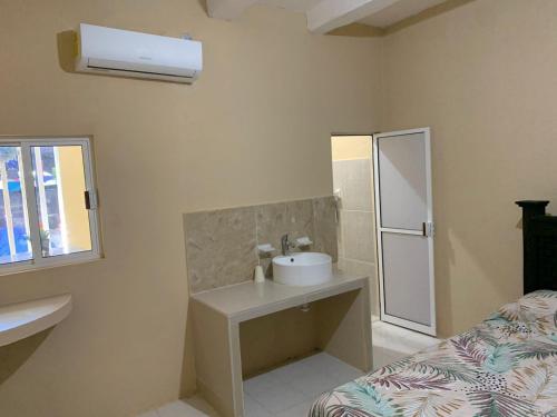 een badkamer met een wastafel en een douche bij Casa de los abuelos in Salina Cruz