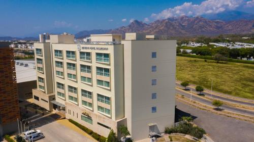 una vista aerea di un edificio con montagne sullo sfondo di Sonesta Valledupar a Valledupar