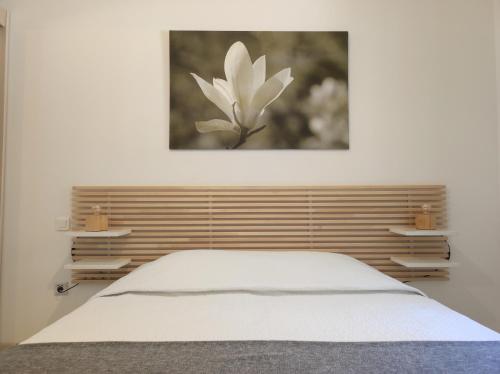 une chambre avec un lit avec un tableau sur le mur dans l'établissement Les Aludes, à La Destrousse