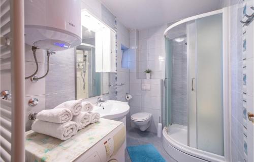 biała łazienka z wanną, toaletą i umywalką w obiekcie Awesome Home In Kamenmost With 4 Bedrooms, Wifi And Outdoor Swimming Pool w mieście Kamenmost